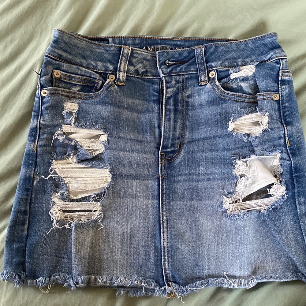 AE distressed jean skirt